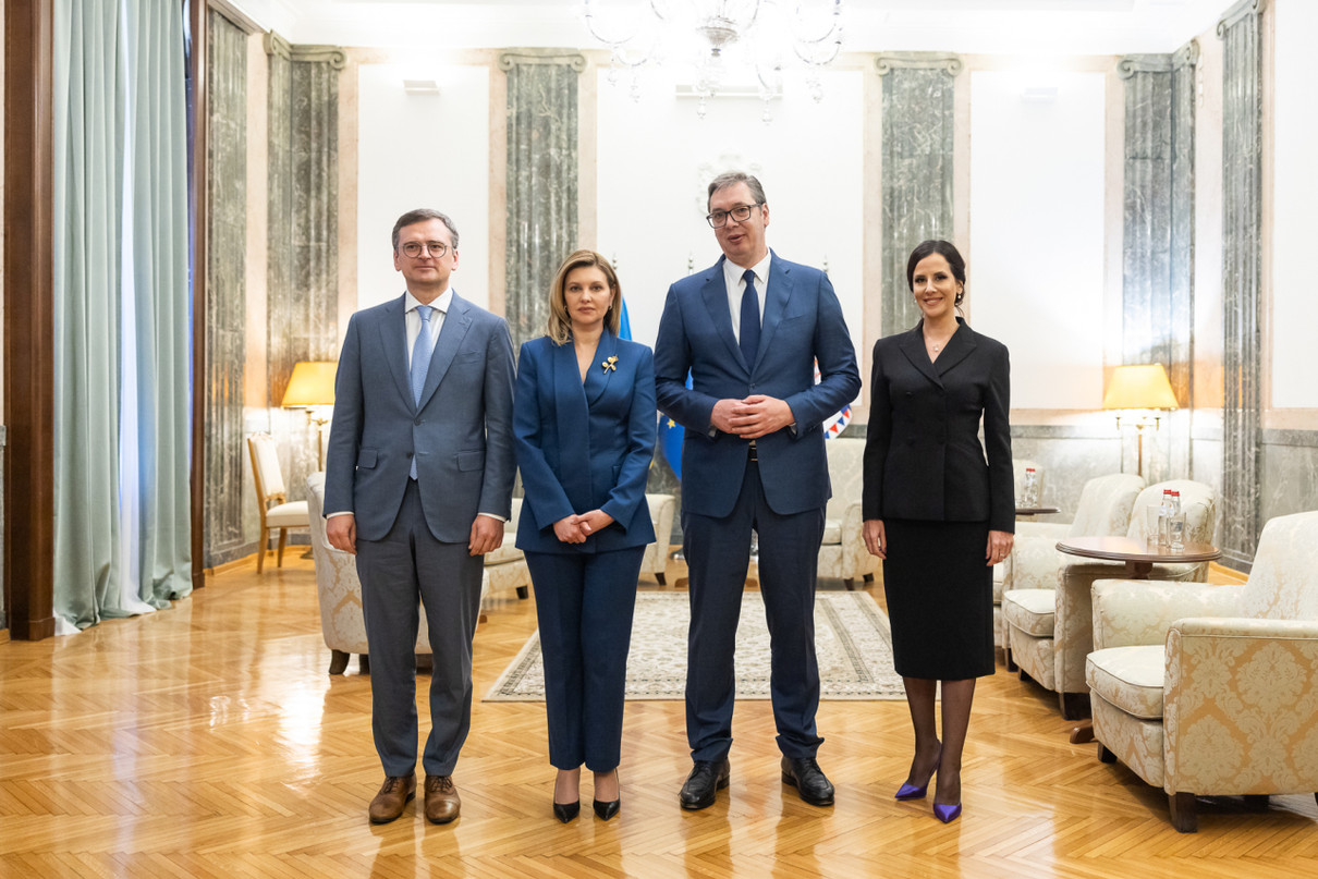Міністр захордонних справ Дмитро Кулеба разом із Оленою Зеленською та першим подружжям Сербії