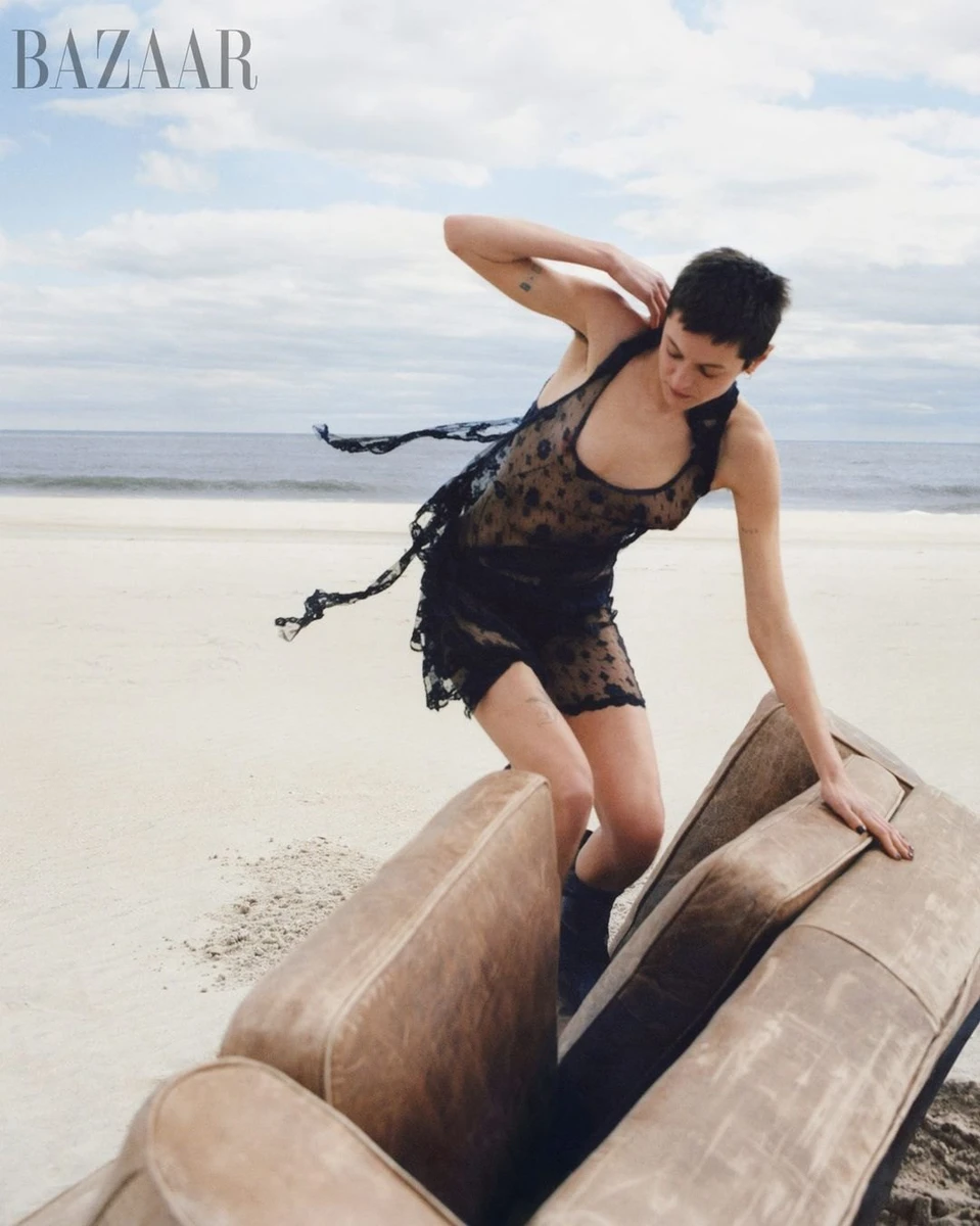 Емма зіграла леді Ді в Короні. До речі, в одній зі сцен із нею серед масовки пильні глядачі помітили Кейт Міддлтон