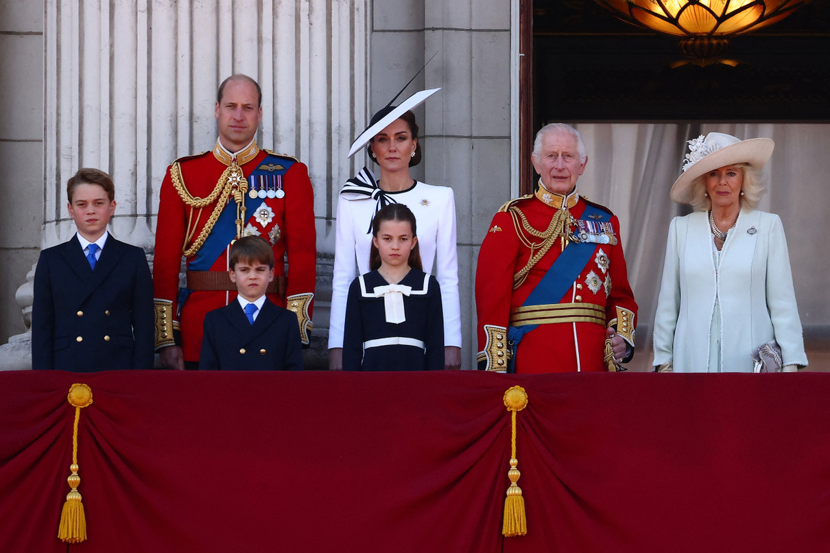 Королівська родина на балконі Букінгемського палацу