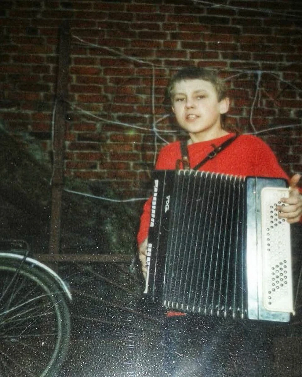 Артем Пивоваров у дитинстві і з баяном