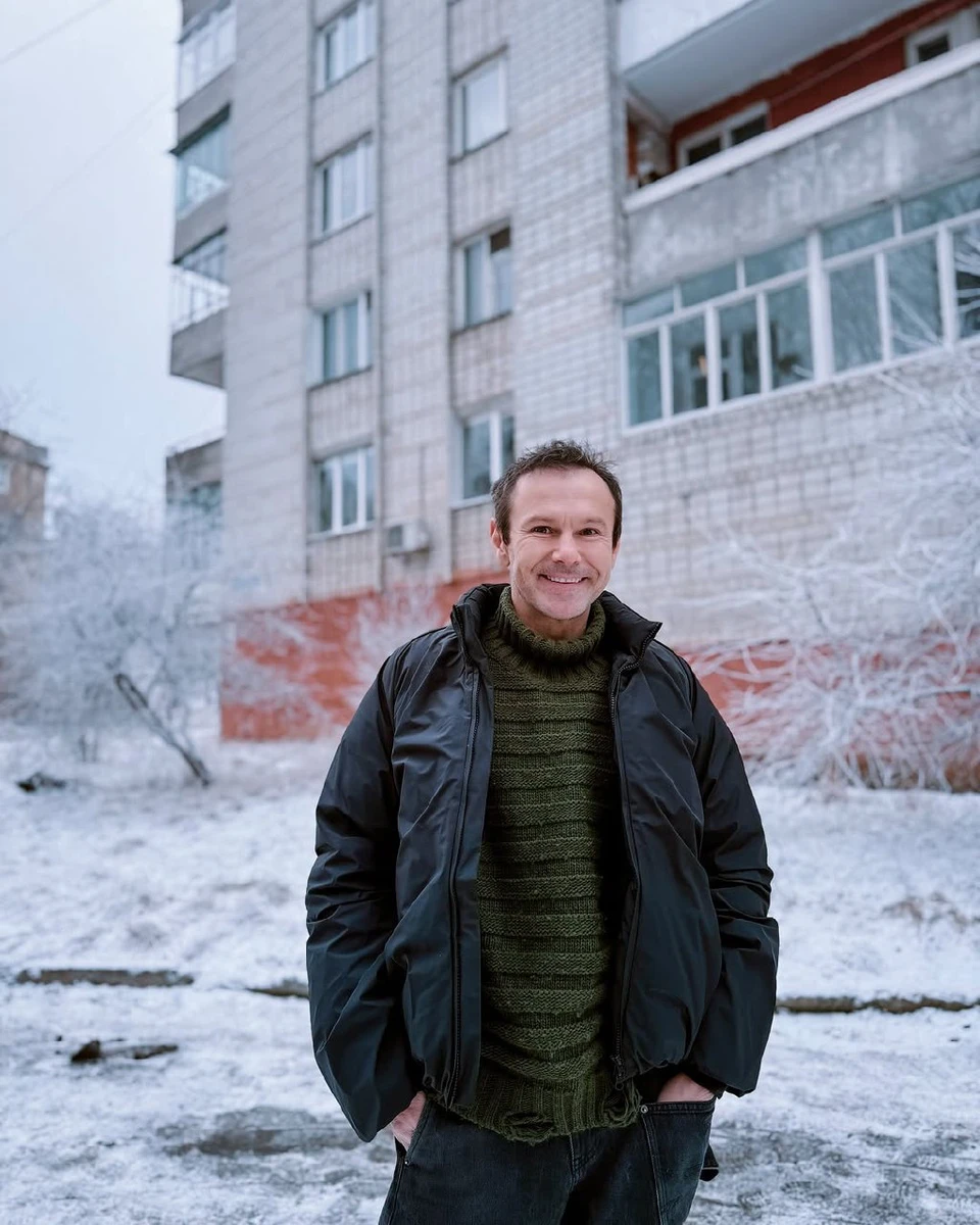 Вакарчук на тлі свого дома