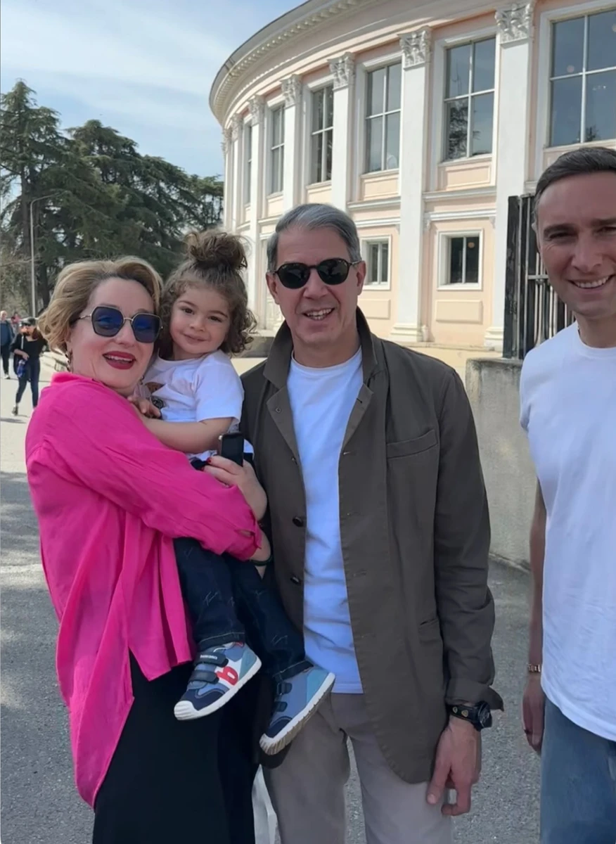 Дружина Макацарії показала їхнього сина в обіймах бабусі