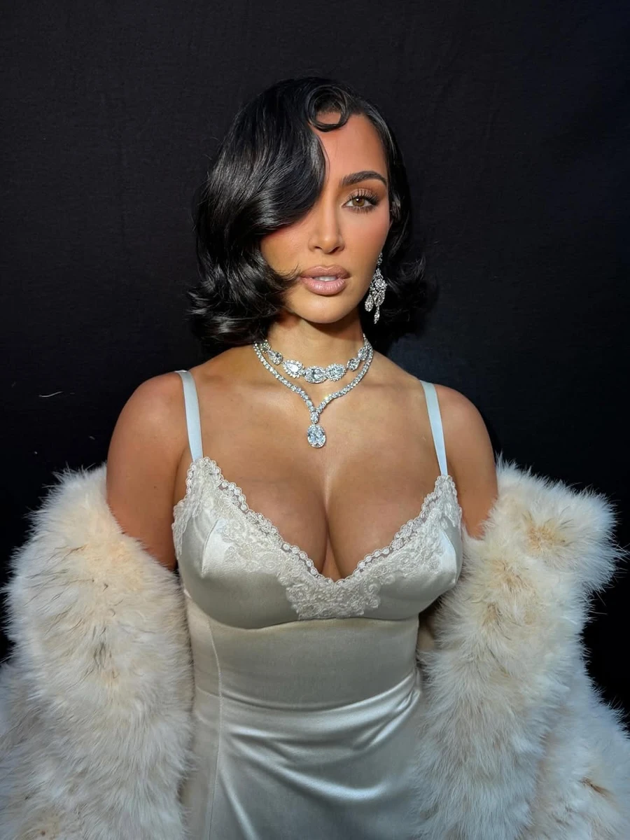Кім Кардашян впакувала пишний бюст в обтислу сукню на показі