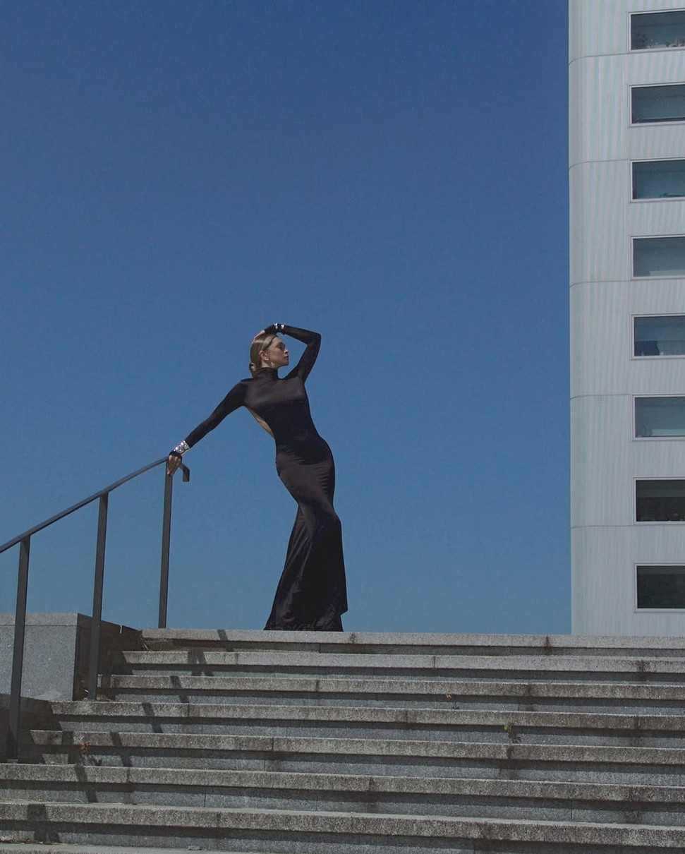 Віра Брежнєва у сексуальному образі пристрасно попозувала в Парижі