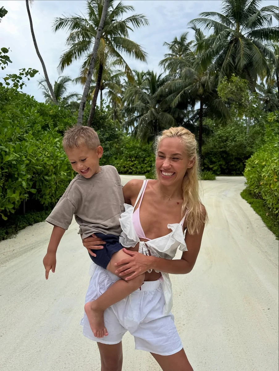 Даша Квіткова наробила веселих фото з сином на Мальдівах