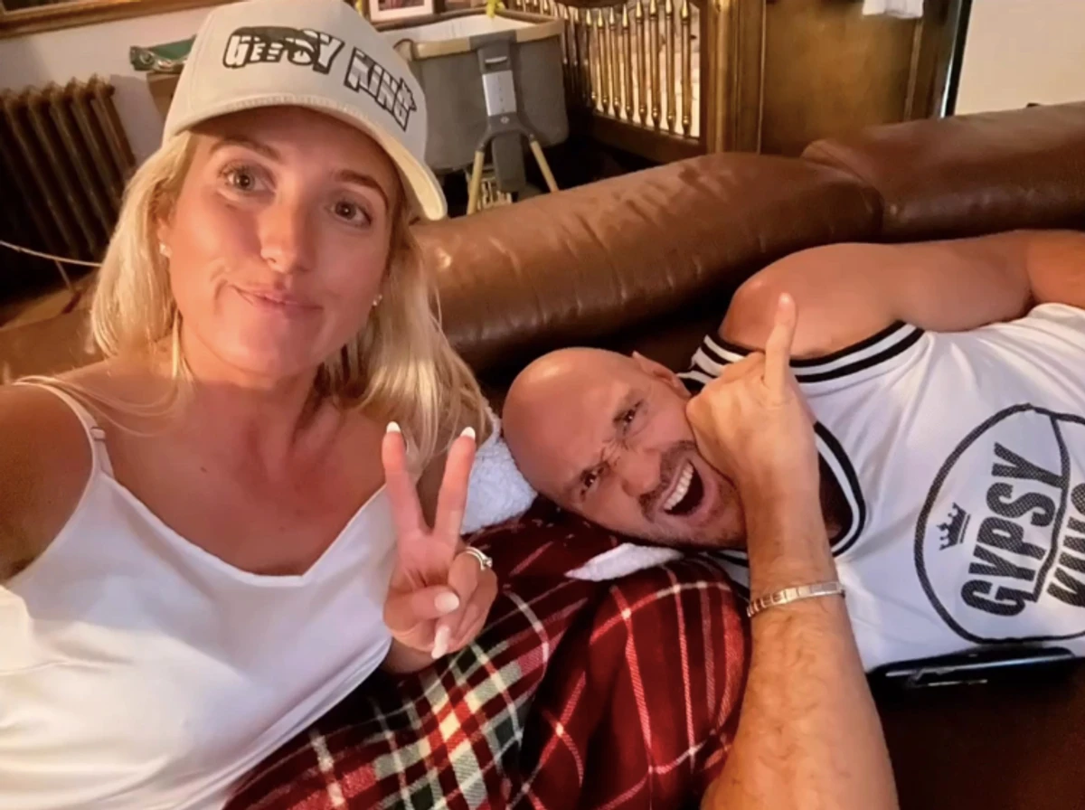 Дружина Тайсона Ф'юрі привітала його з 37-річчям і показалася з ним на дивані