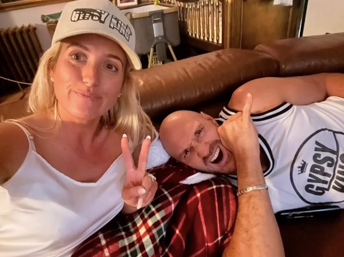 Дружина Тайсона Ф'юрі привітала його з 37-річчям і показалася з ним на дивані