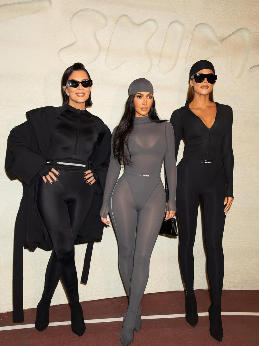 Кім Кардашян з мамою і сестрою попозували у сексі луках