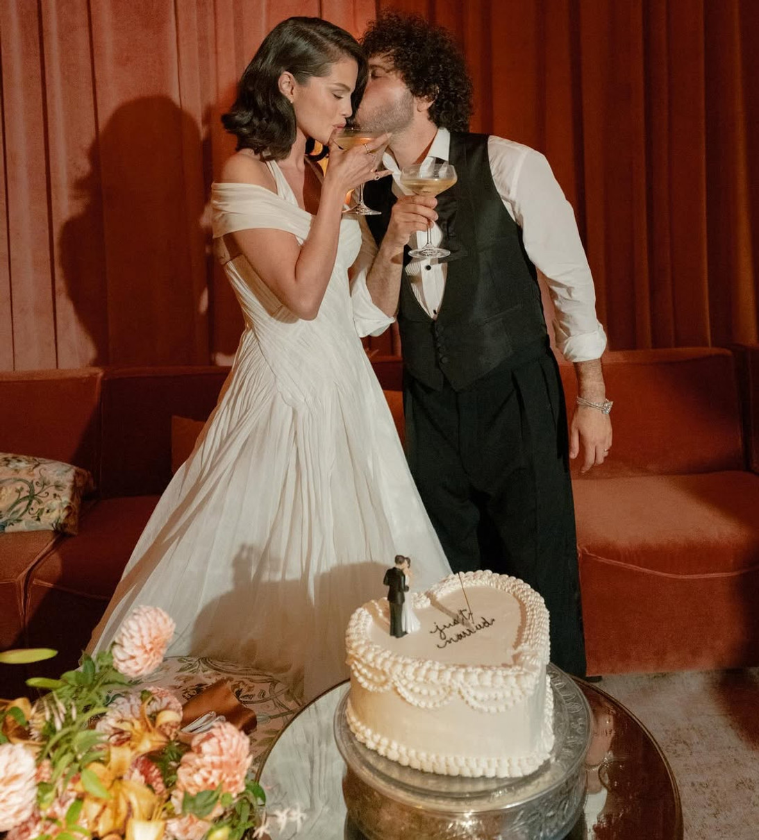 Селена Гомес поцілувалася з нареченим на своєму весіллі