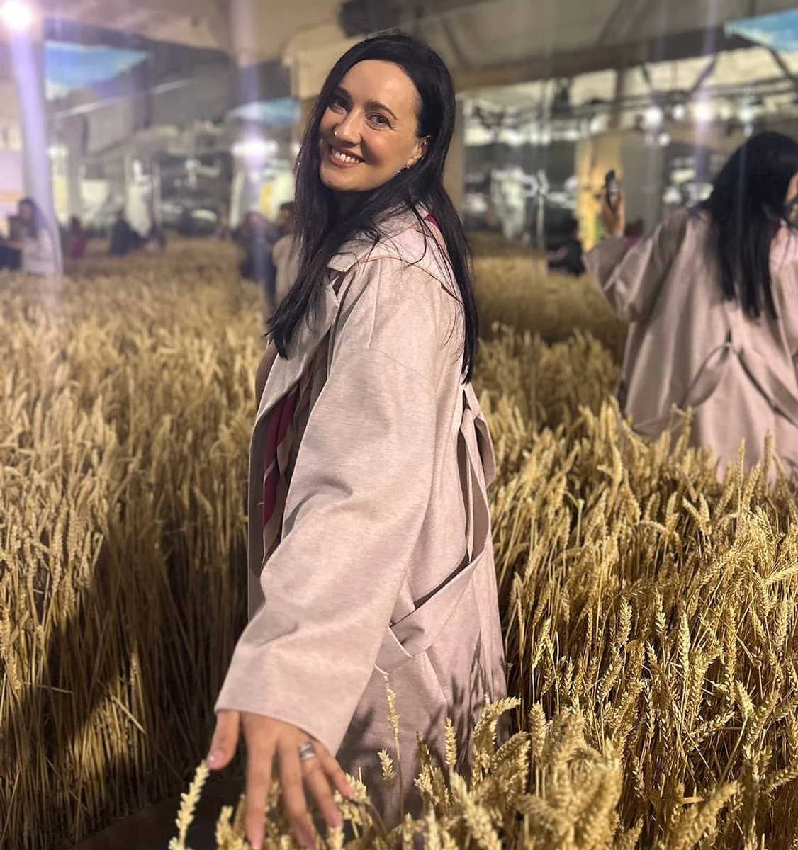 Соломія Вітвіцька попозувала серед колосків на виставці