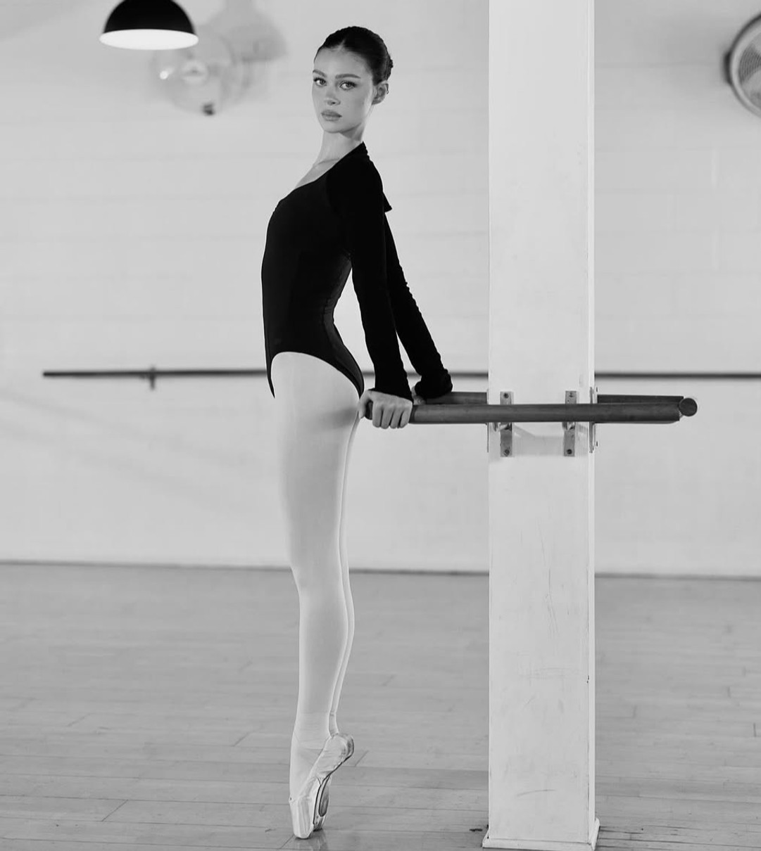 Невістка Бекхемів у боді та на пуантах показала, як стоїть на носках