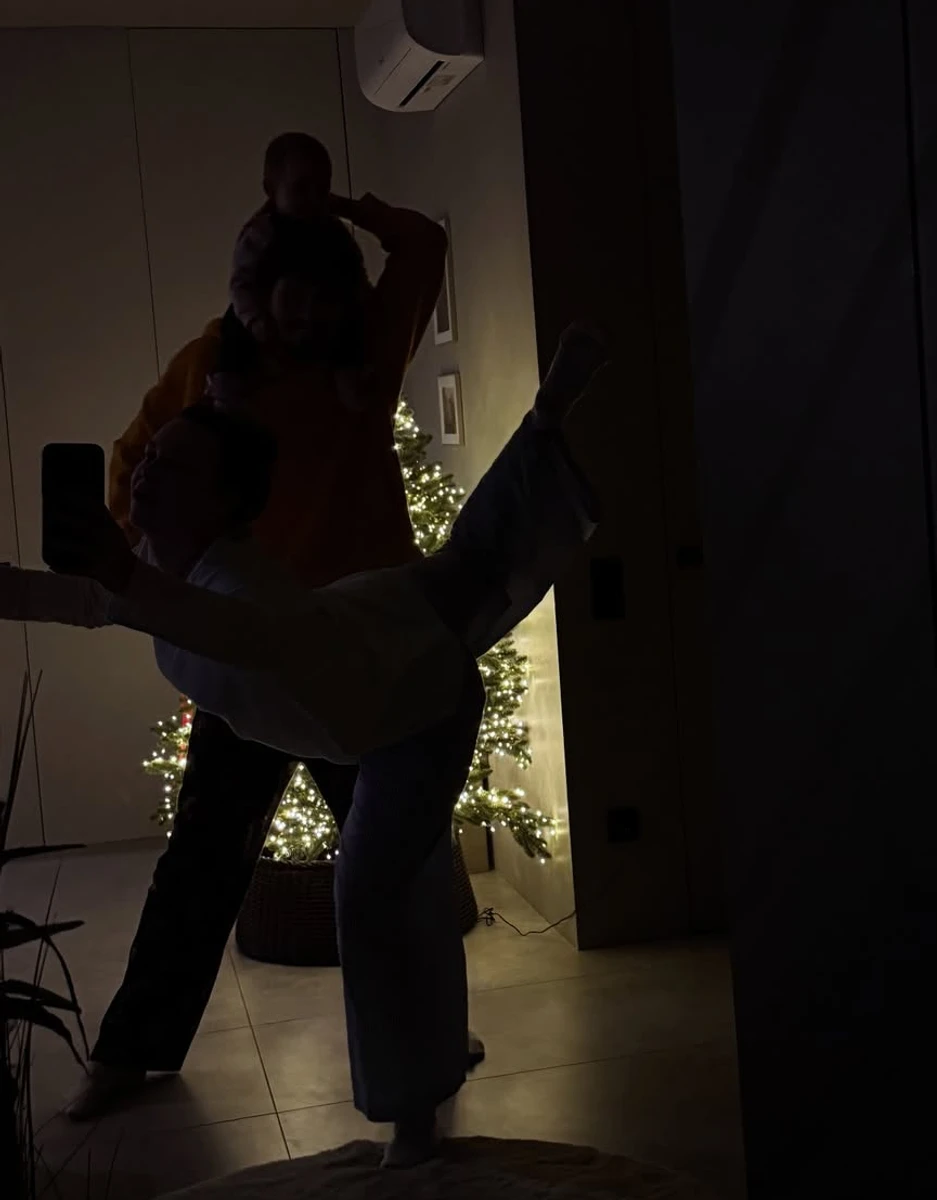 POSITIFF побавився з дружиною і дочкою біля ялинки