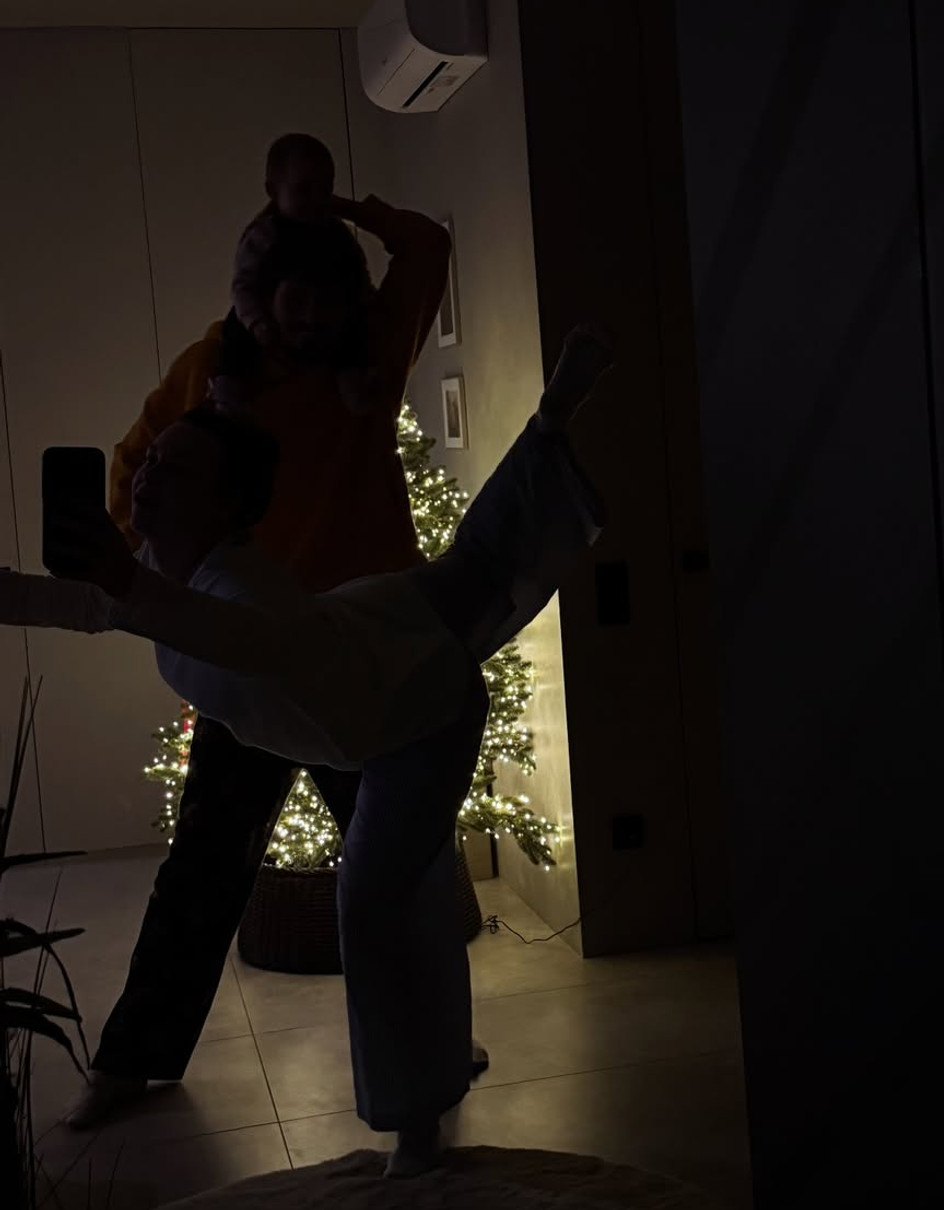 POSITIFF побавився з дружиною і дочкою біля ялинки