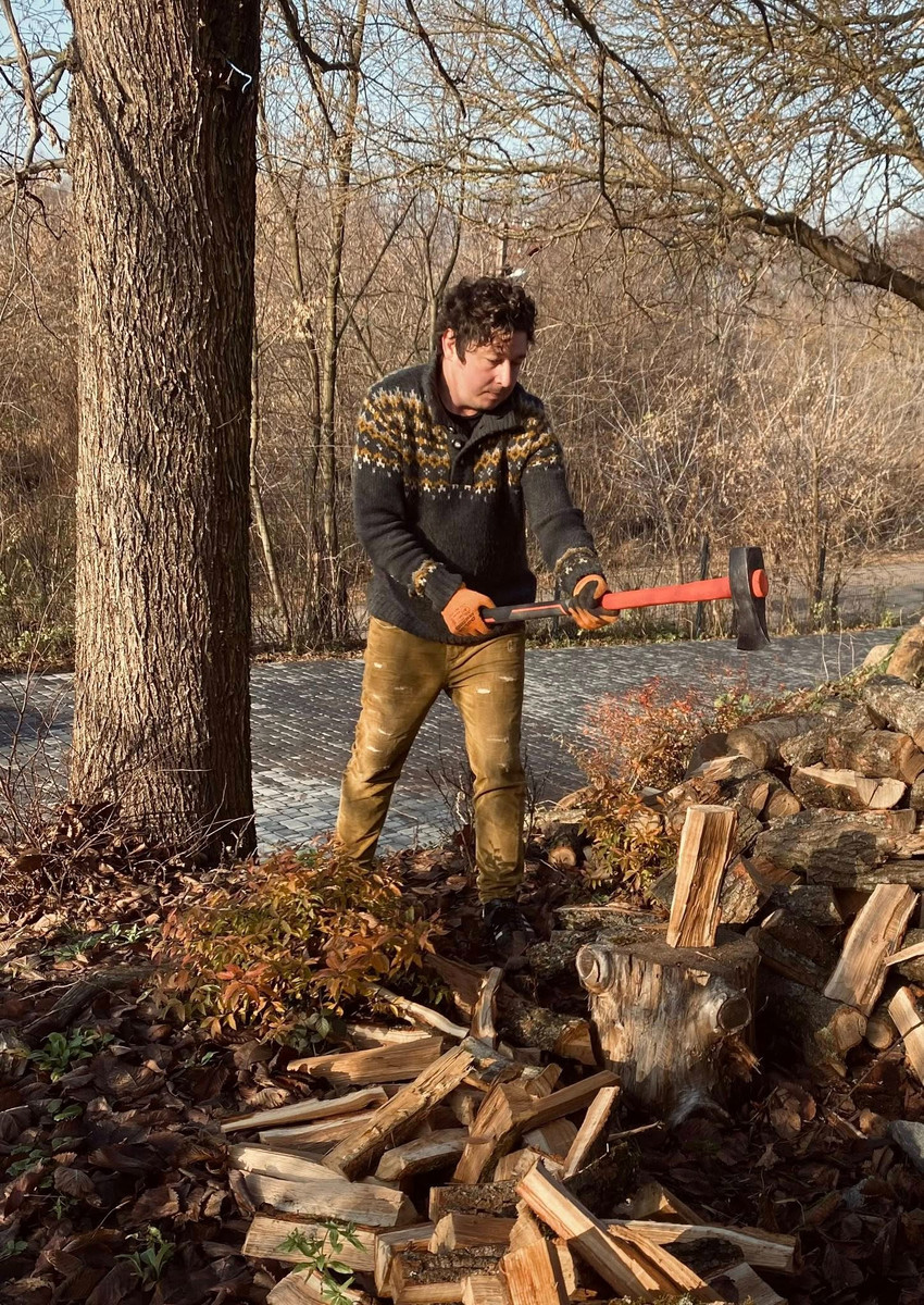 Дмитро Шуров рубає дрова