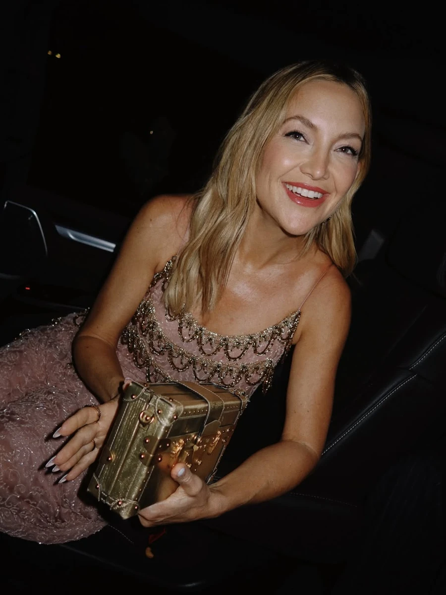 Кейт Хадсон зазнімкувалась у блискучій рожевій сукні