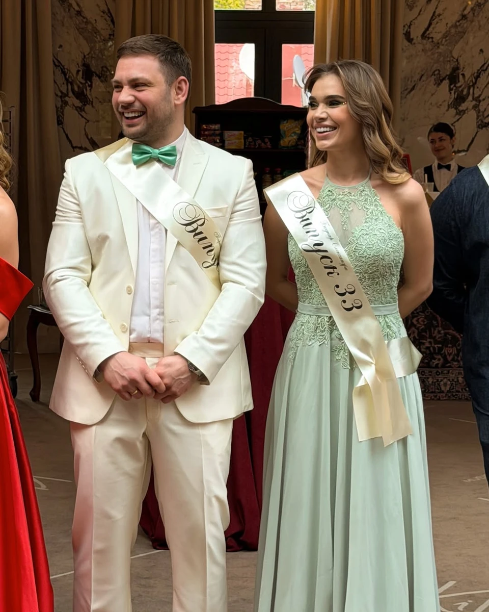 Саша Бо з чоловіком зі стрічками попозували на випускному