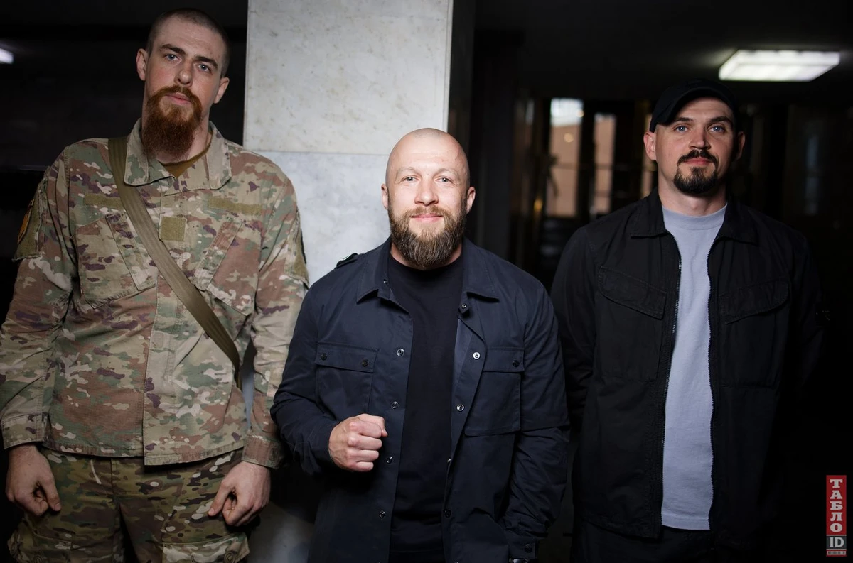 Заступник командира Третьої штурмової Максим Жорін (по центру) 