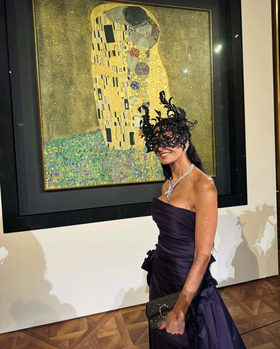 Демі Мур у вишуканому образі на маскараді