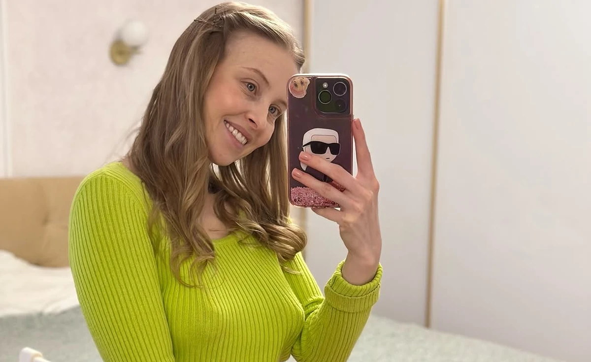 Анна Сагайдачна робить селфі у дзеркалі