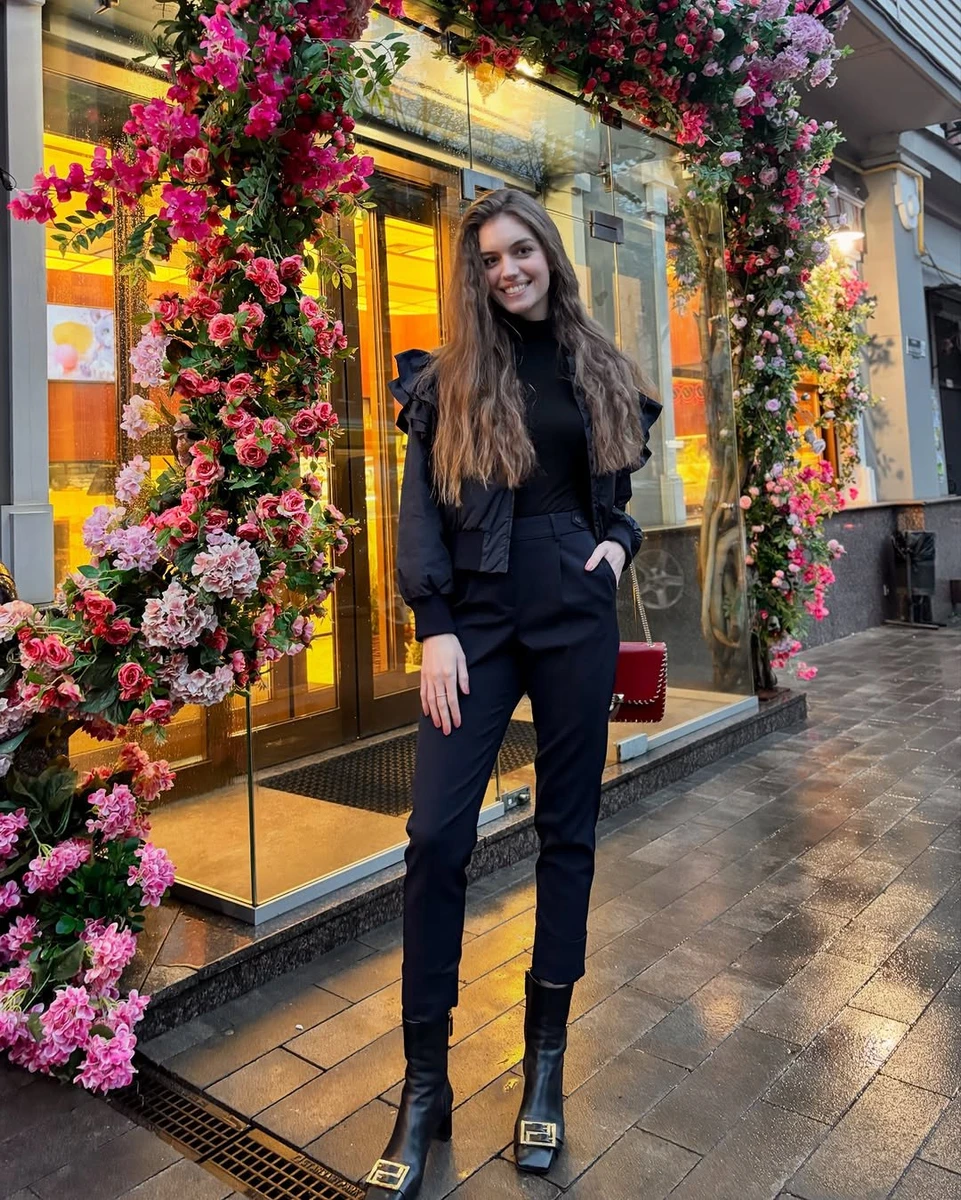 Колишня Дмитра Комарова показала чорний лук на прогулянці