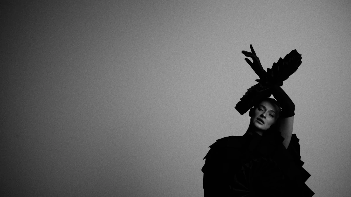 Tayanna у чорно-білому кліпі