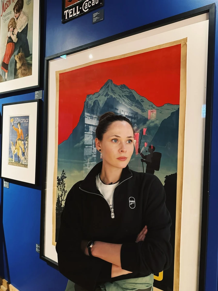 Юлія Саніна у чорній кофтині попозувала серед картин