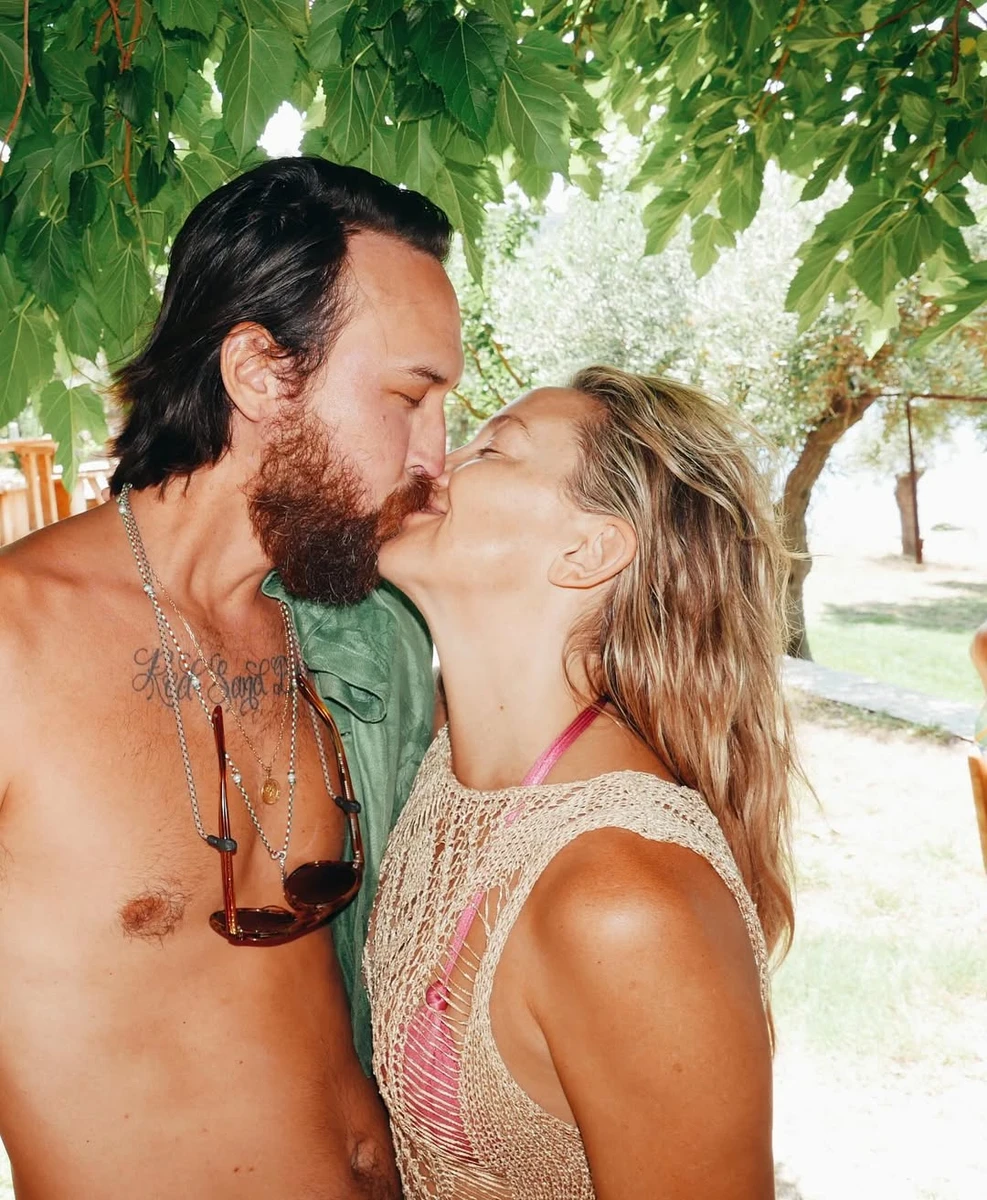 Кейт Хадсон романтично поцілувала нареченого на відпочинку у Греції