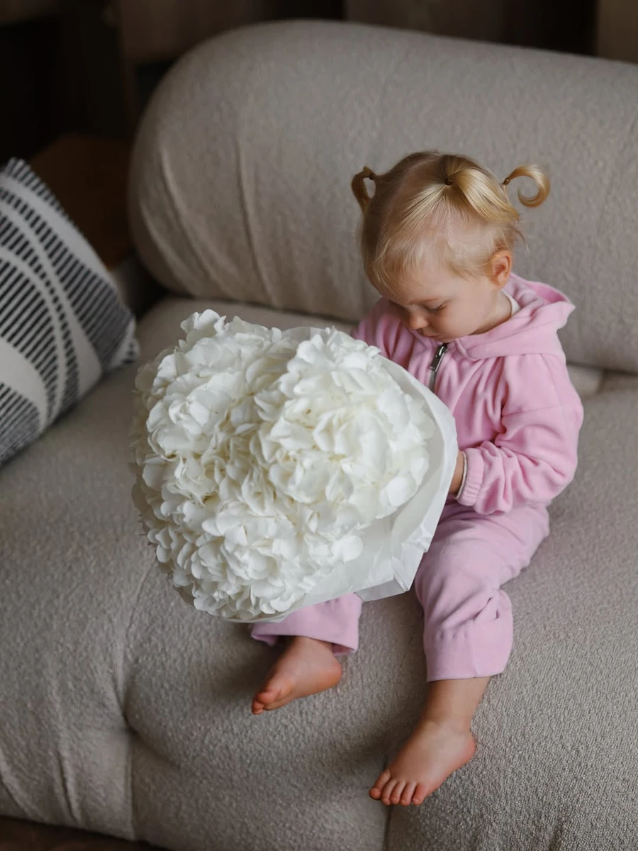 Саша Бо показала дочку у рожевому луці з квітами у святковий день