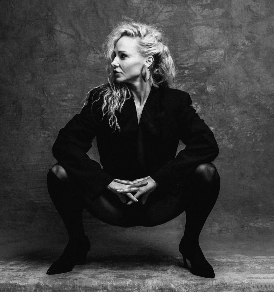 Даша Трегубова у колготках і жакеті наробила сексі фото