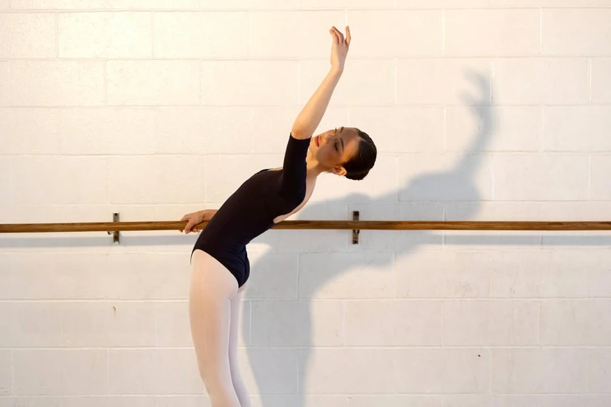 Невістка Бекхемів у боді показали, як нахиляє тулуб назад для балету