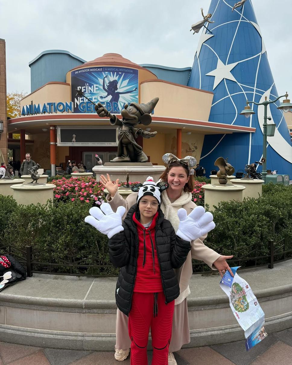 Оля Цибульська з Нестором у Діснейленді