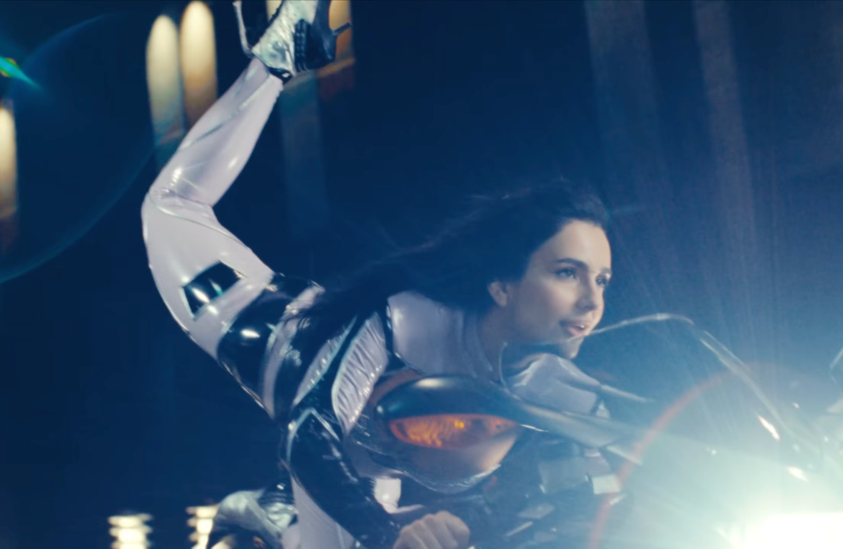 Анна Трінчер в сексі комбінезоні показалася на байку для кліпу