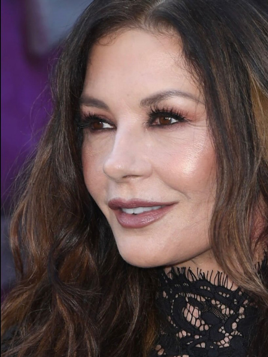 Кетрін Зета-Джонс у мереживі показалася на хіднику