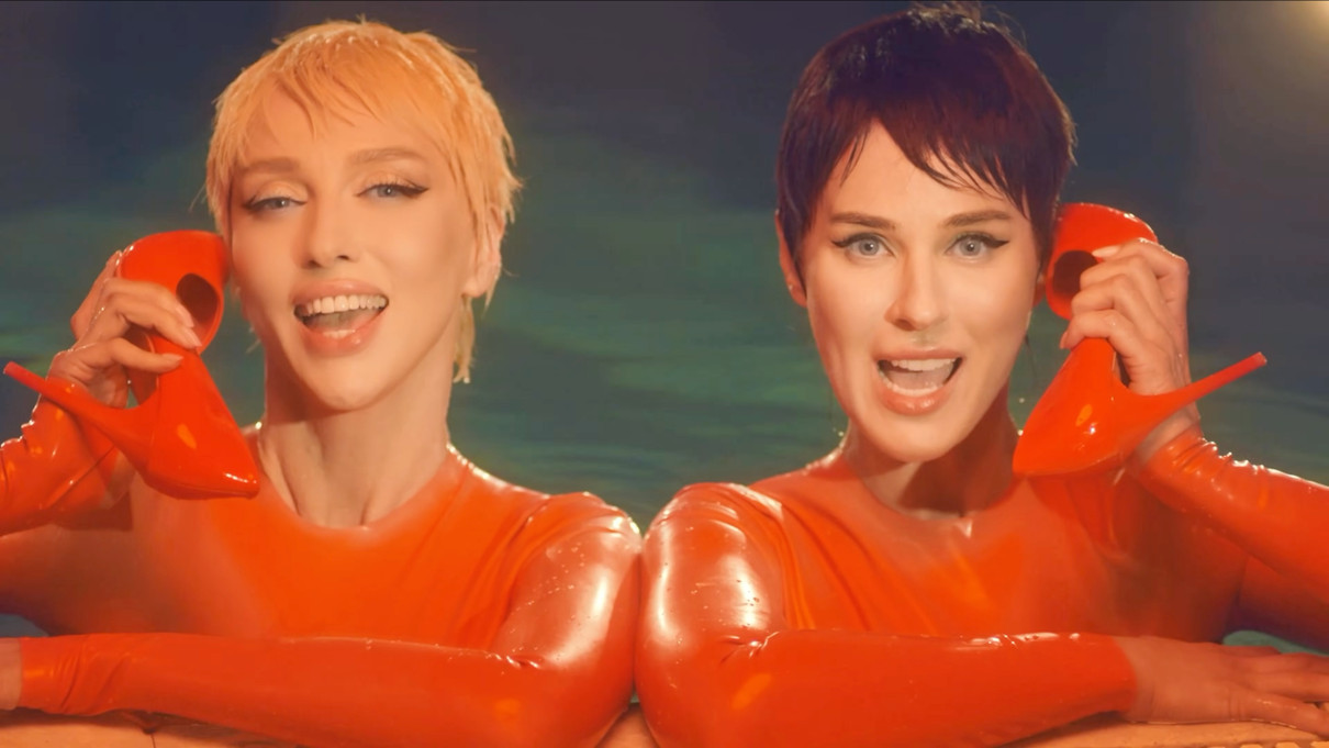 Оля Полякова і Маша Єфросиніна у латексі попозували з підборами у воді