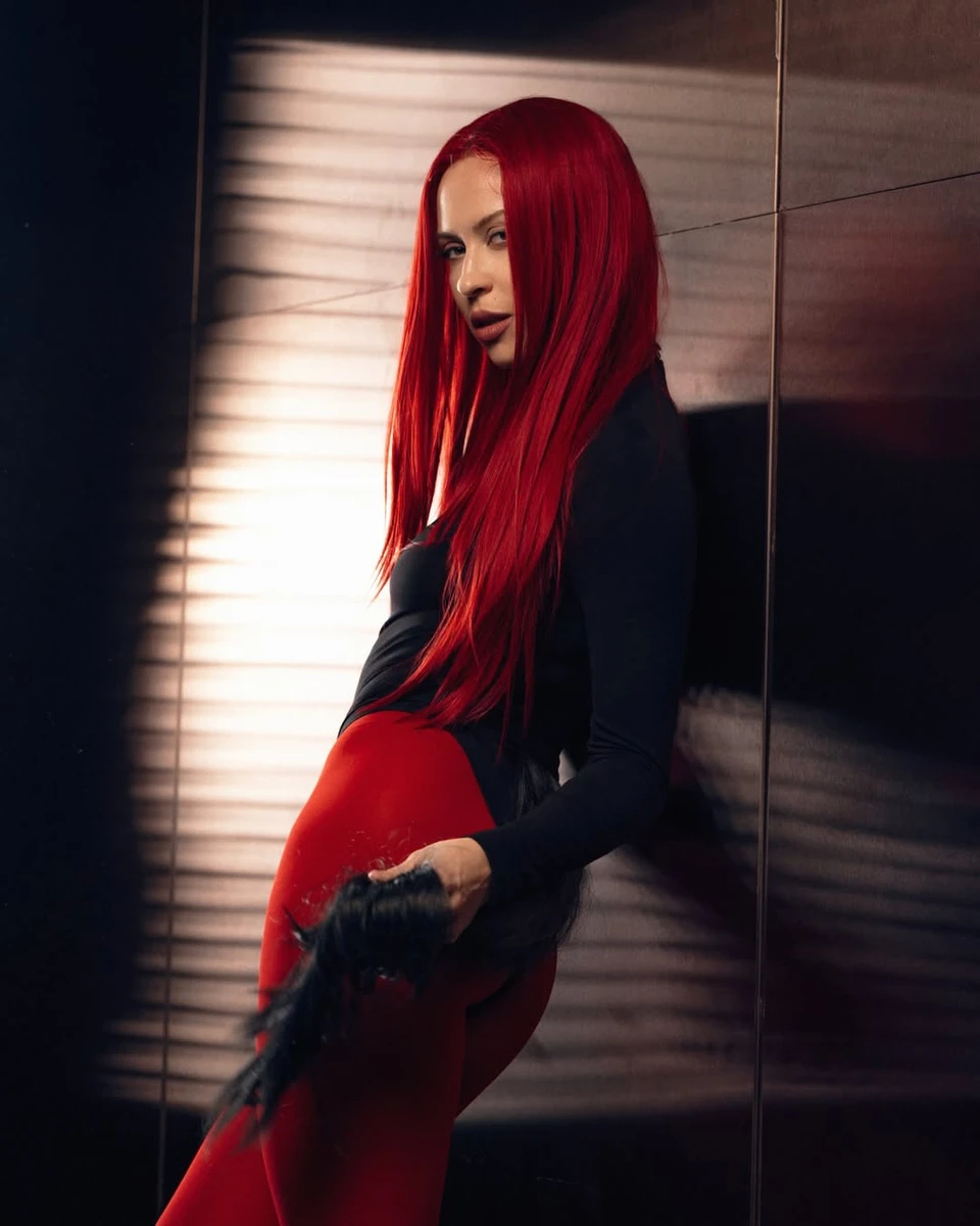 Вікторія Маремуха з червоним волоссям наробила фото з хвостом