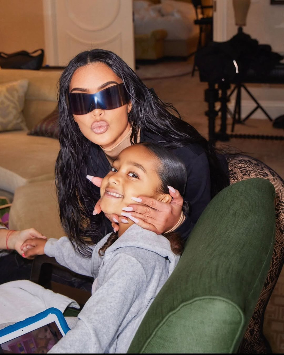 Кім Кардашян наробила стильних фото з молодшою дочкою