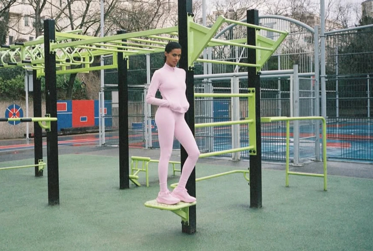 Ексдружина Венсана Касселя засвітила довгі ноги в лосинах на тренуванні