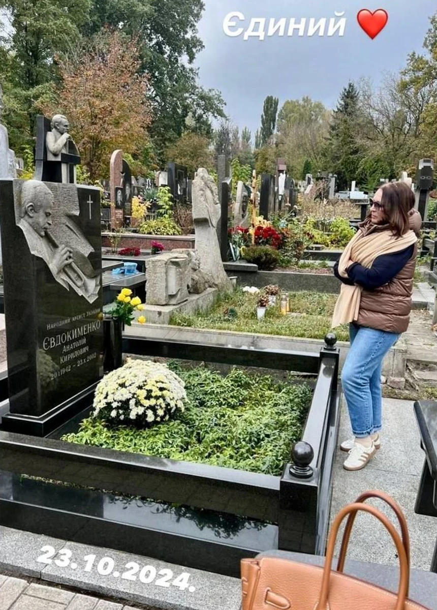 Софія Ротару біля могили покійного чоловіка