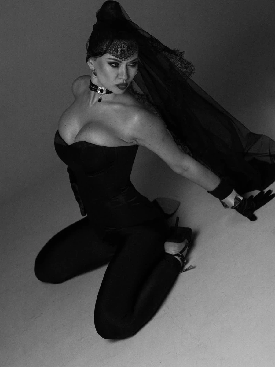 Анна Саліванчук показала фігуру у корсеті та лосинах на фото