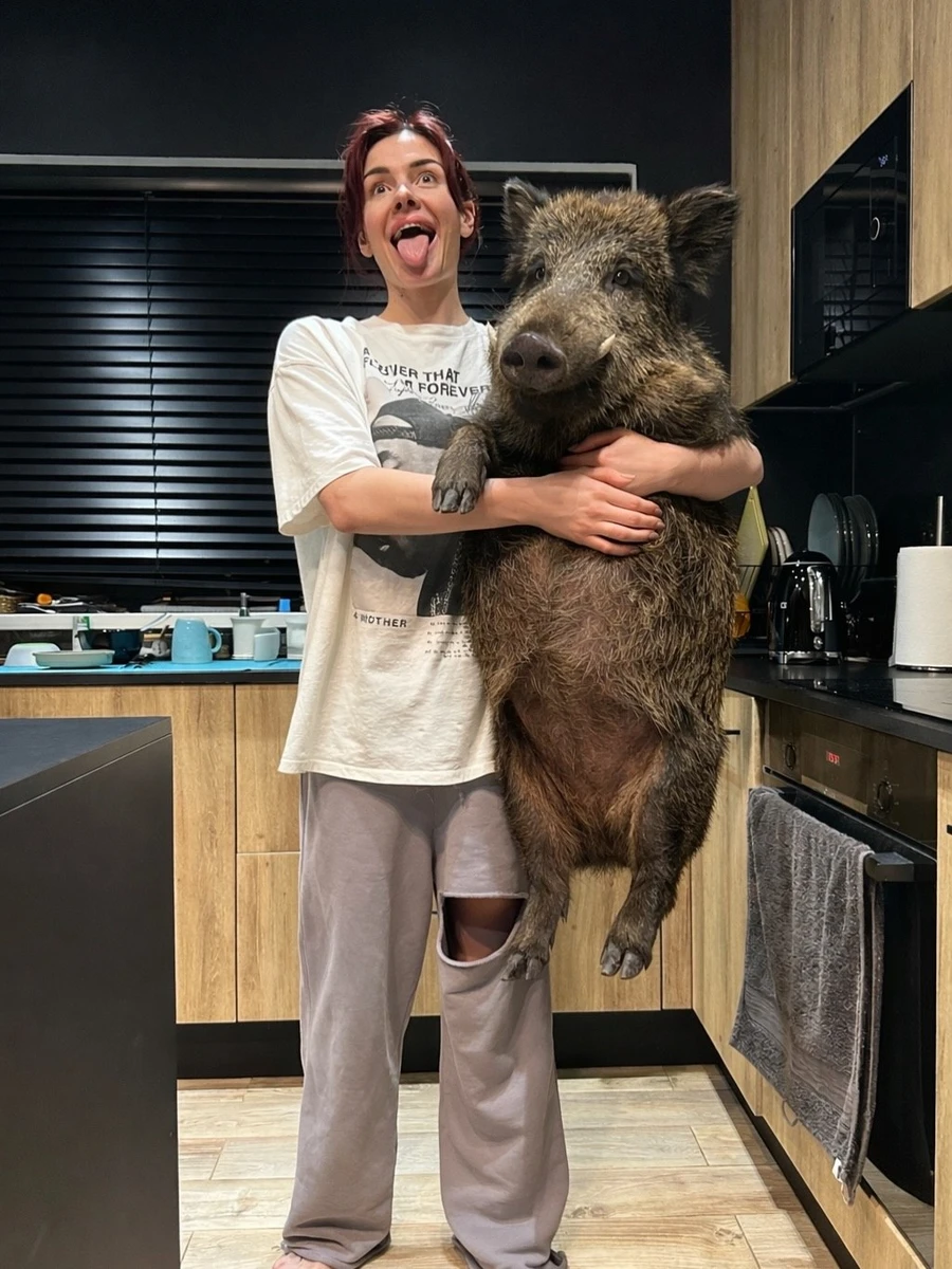 MamaRika попозувала з твариною в руках