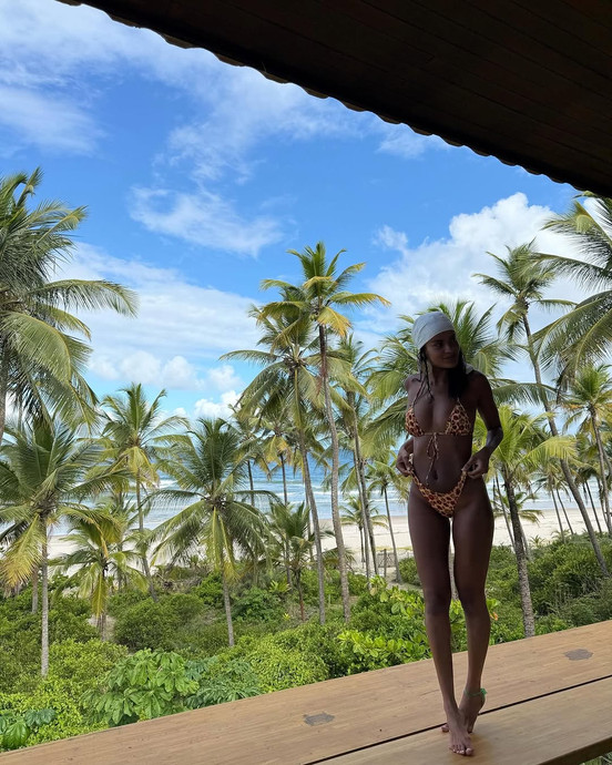 Дівчина Касселя показала струнке тіло в купальнику