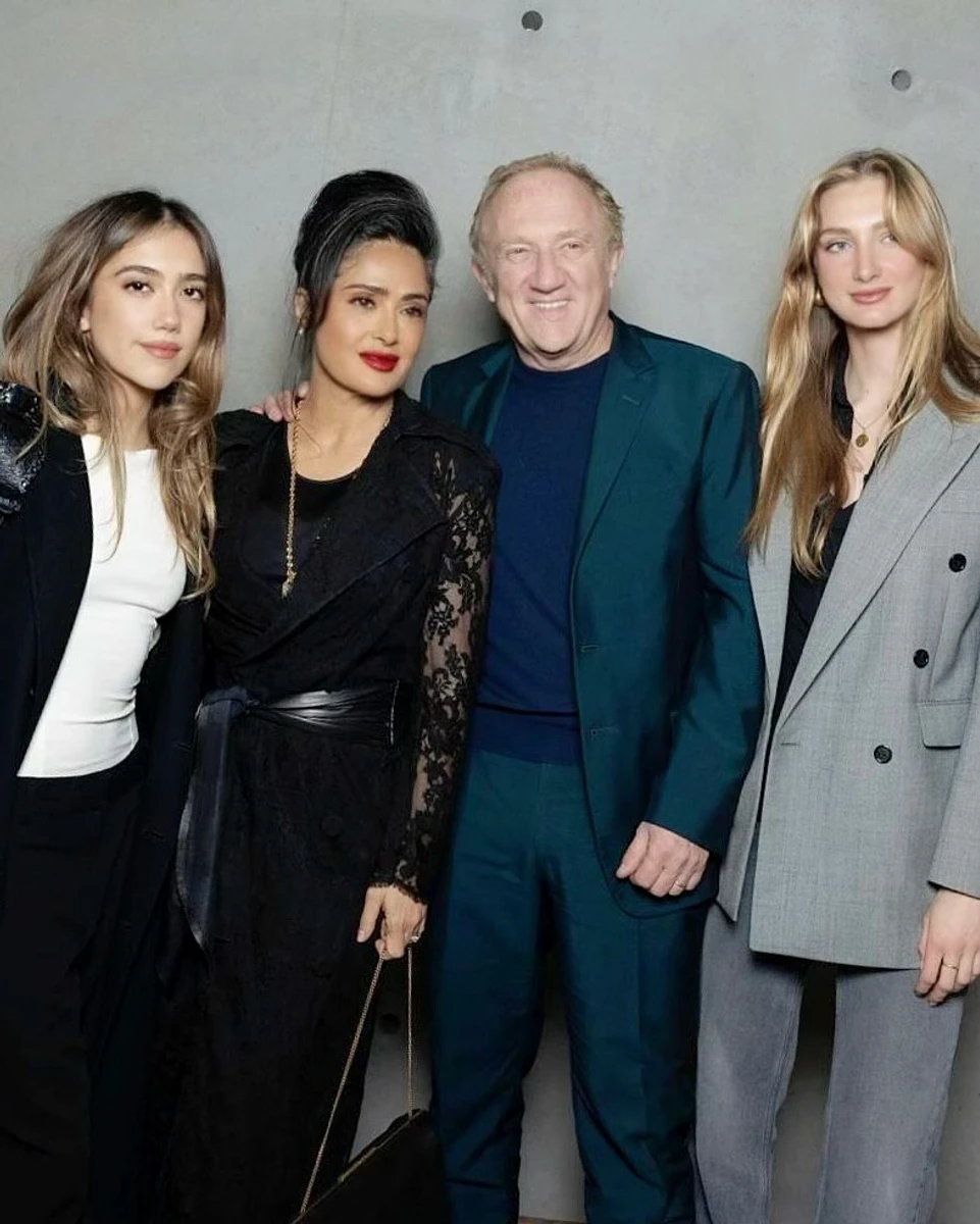 Сальма Хаєк попозувала з чоловіком, донькою і падчеркою