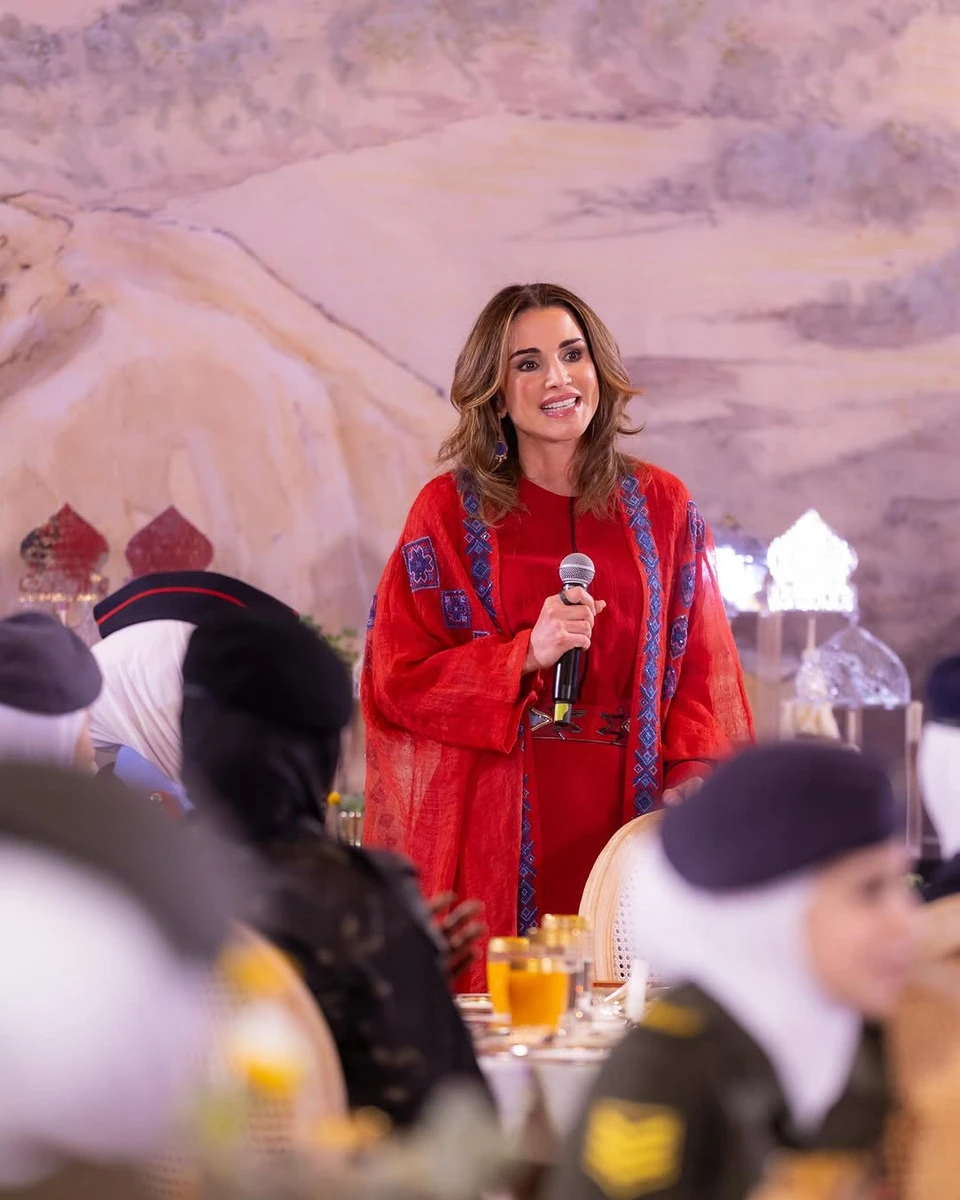 Королева Ранія в ошатному червоному вбранні провела іфтар