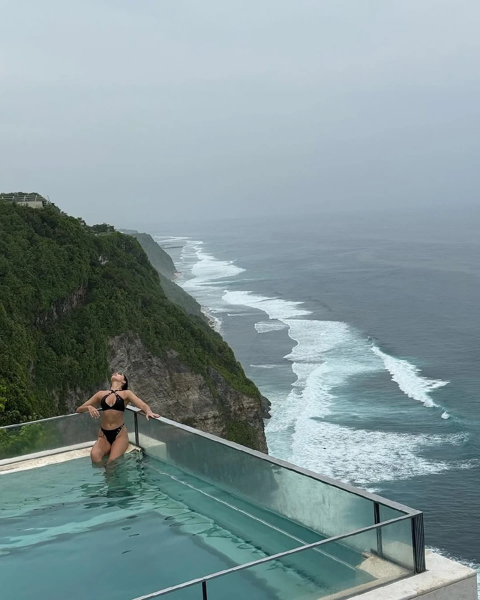 Анна Богдан на тлі пейзажів Балі