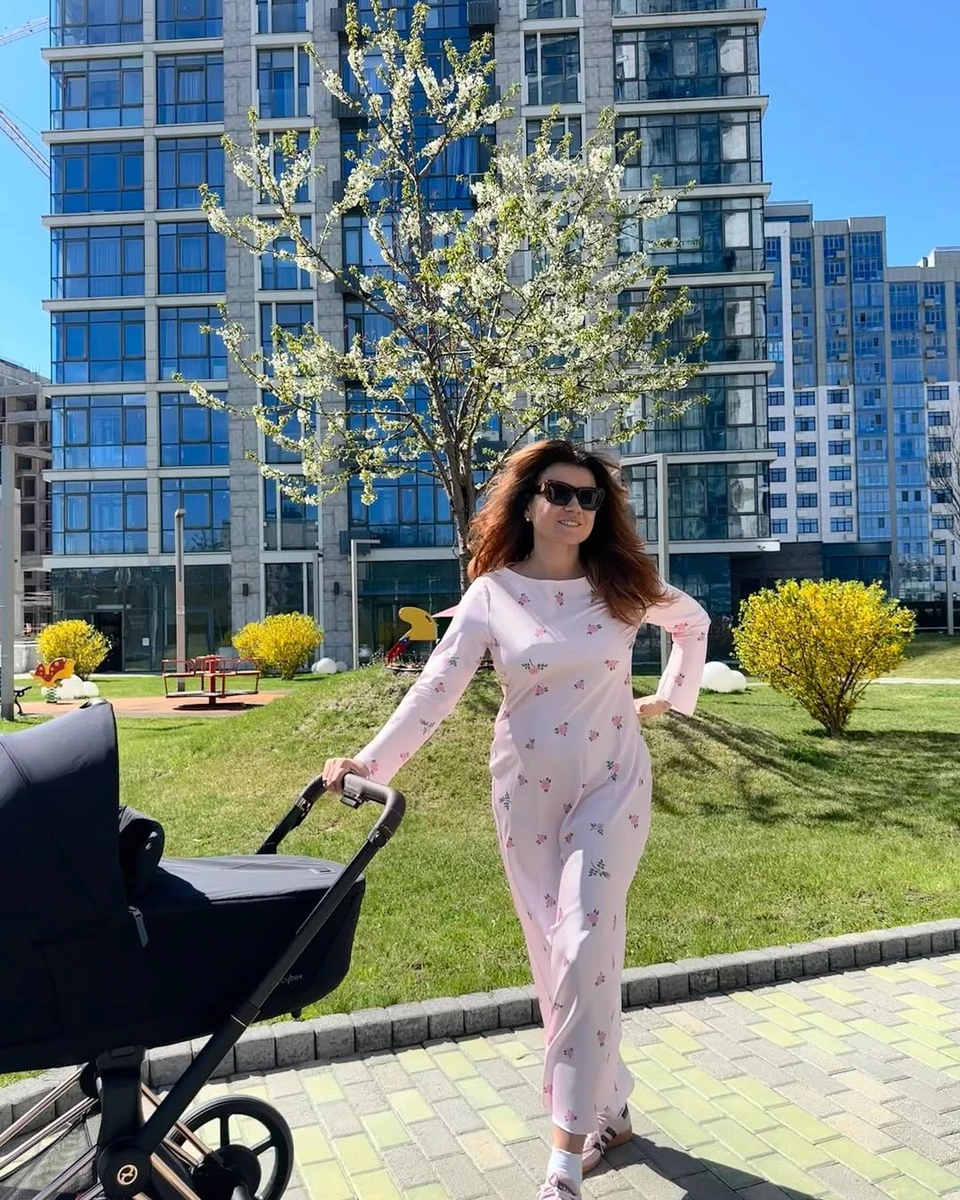 Ірина Монатік попозувала з дитячим візочком