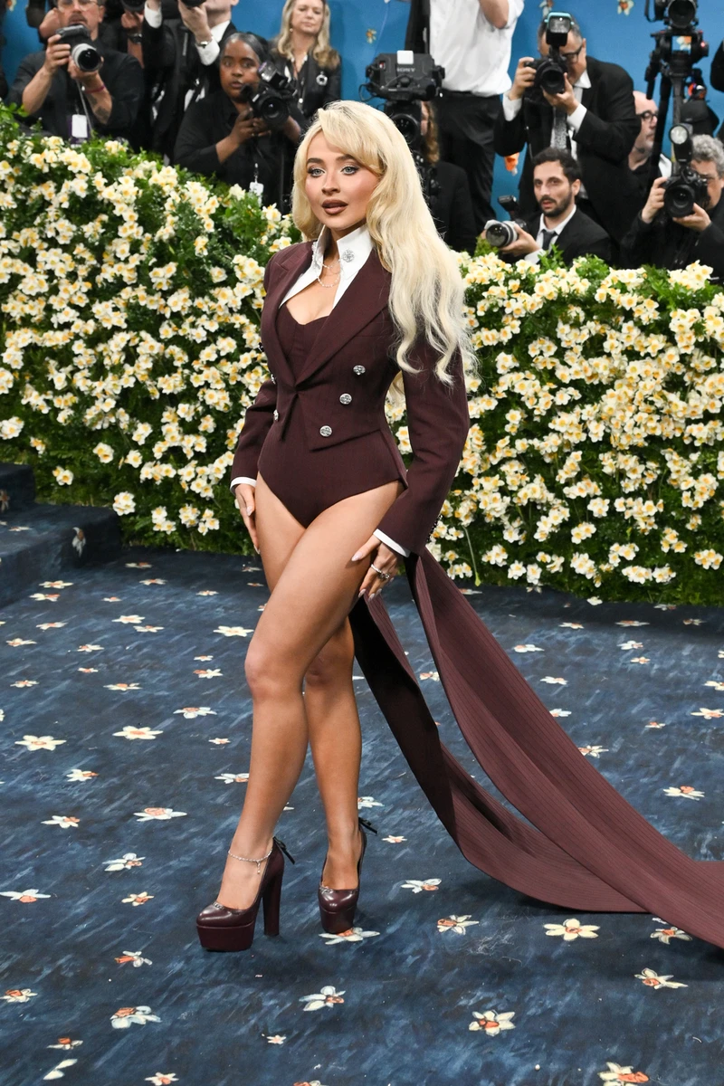 Сабріна Карпентер у сексі луці показалася на Met Gala 2025