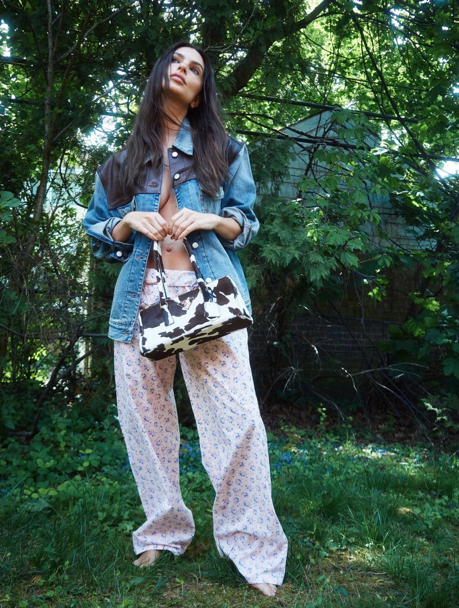 Емілі Ратаковскі вдягнула жакет на оголені груди для глянцю