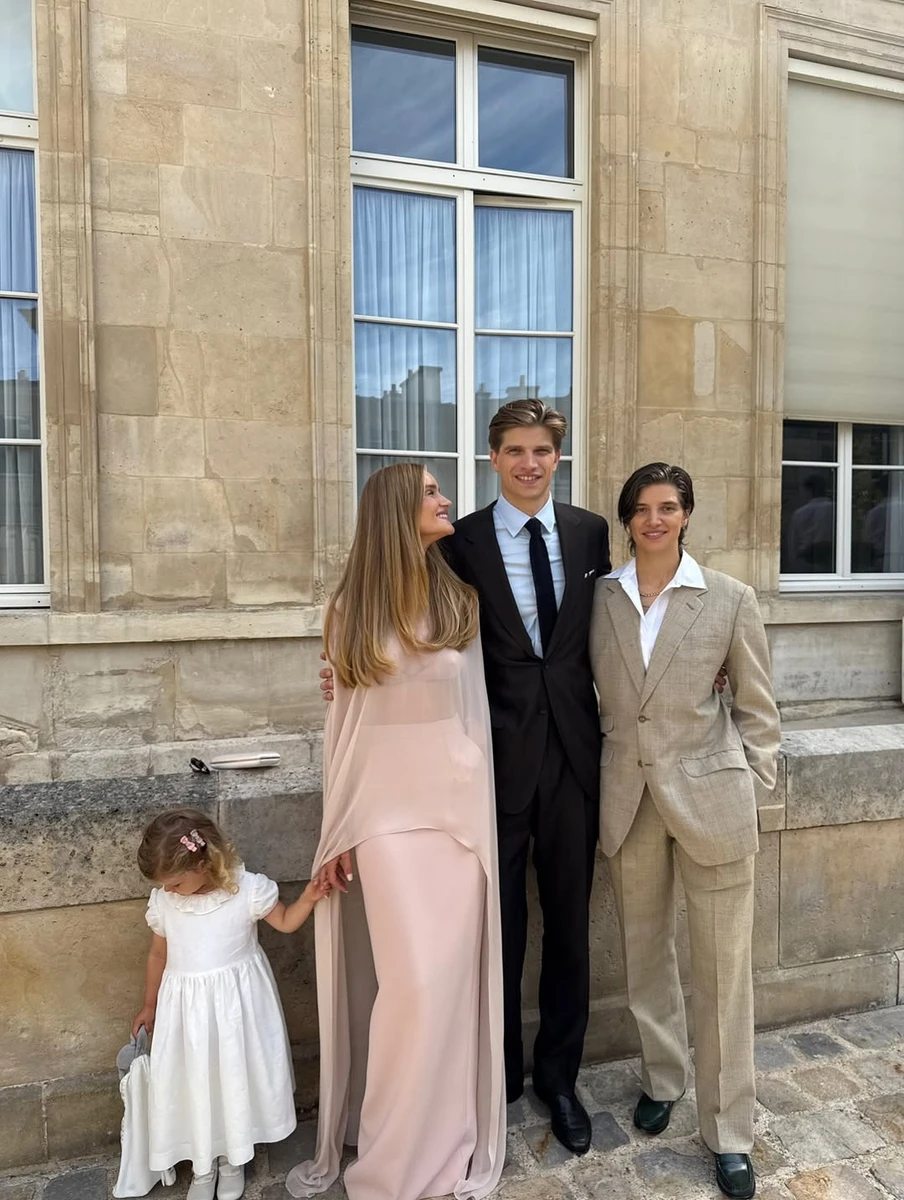 Наречена Стейтема показалася з дочкою і сестрою на весіллі брата