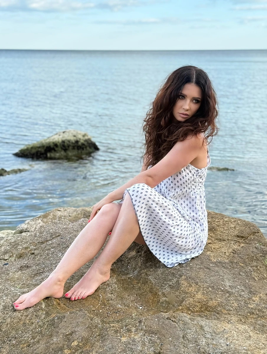 Lama оголила ноги на брилі коло моря