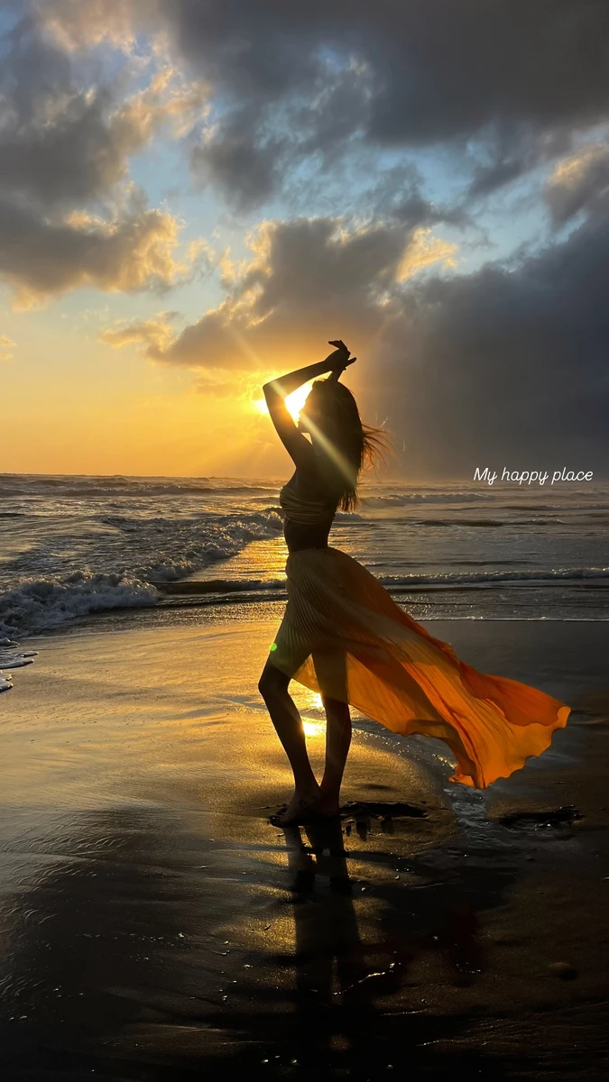 Онука Ротару у топі й спідниці сфотографувалася на пляжі